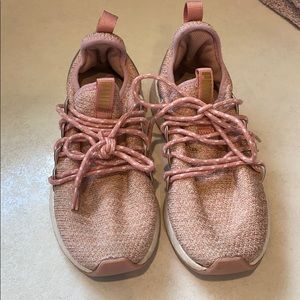 Women’s pink pumas size 7